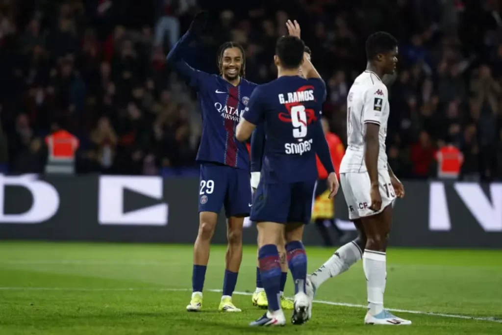 Paris Saint-Germain rebut puncak klasemen