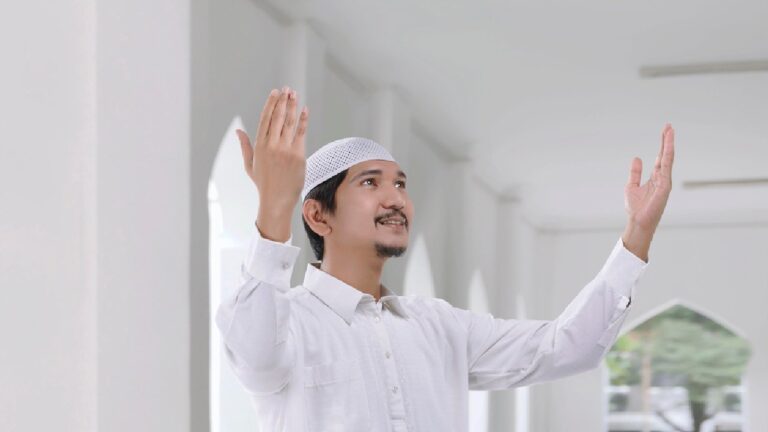 Langsung Tarawih? Grooming Sat-Set Ini Bikin Cowok Tetap Rapi